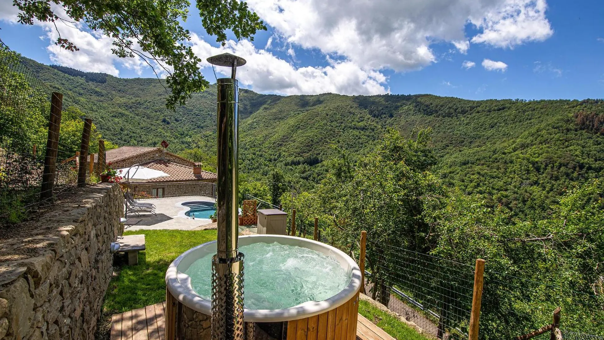 Сasa de vacaciones Amazing Home In Pian Del Ponte With Wi-Fi Serravalle