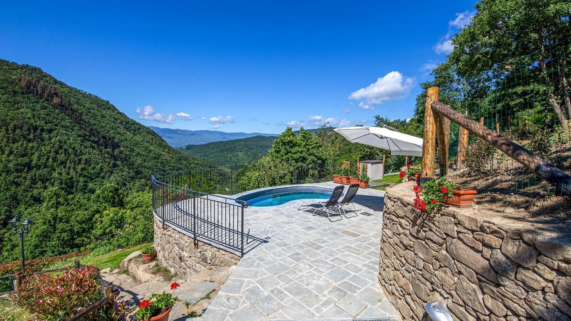 Сasa de vacaciones Amazing Home In Pian Del Ponte With Wi-Fi Serravalle  Italia