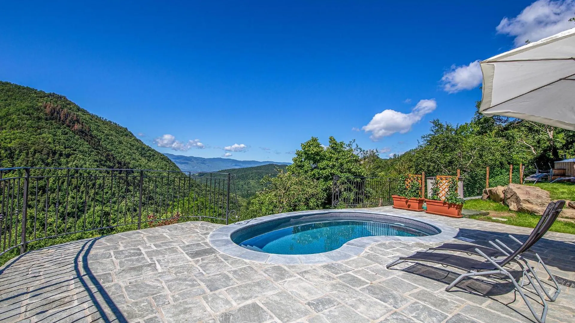 Сasa de vacaciones Amazing Home In Pian Del Ponte With Wi-Fi Serravalle